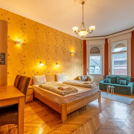 Hidden Gem Next Synagogue - A Budapešť